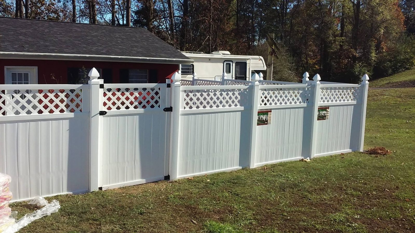 White vinyl privacy fence with a decorative lattice top